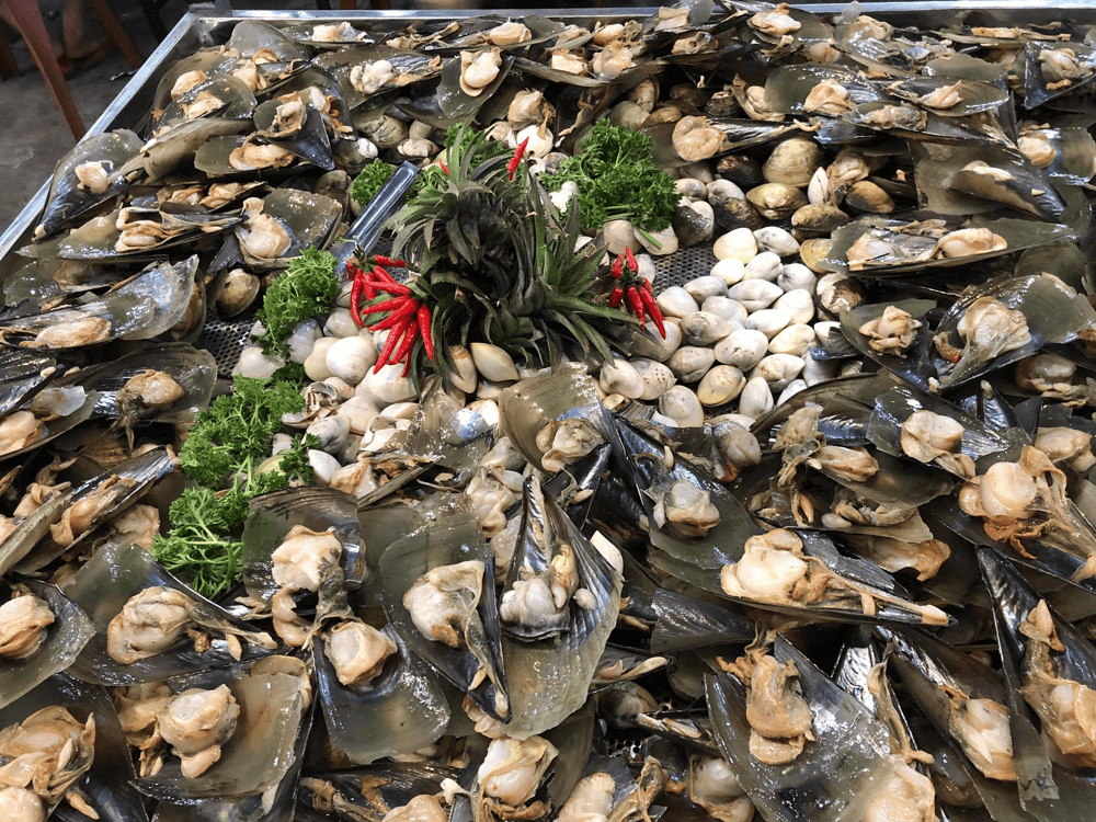 Luôn chú ý đến độ săn chắc và cách bảo quản của hải sản khi lựa chọn ăn buffet (Nguồn: Hệ Thống Buffet KHói)